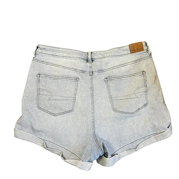 American Eagle Women's Size 14Distressed Cuffed Mom Jean Shorts Light Wash Blue - Picture 2 of 9